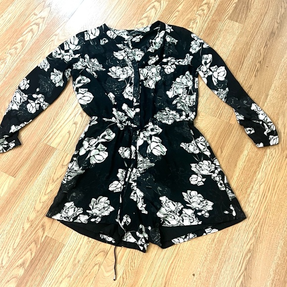 Rose & Olive, Floral Long-Sleeve Romper,Lined,Excellent Condition – Size M - Picture 2 of 9